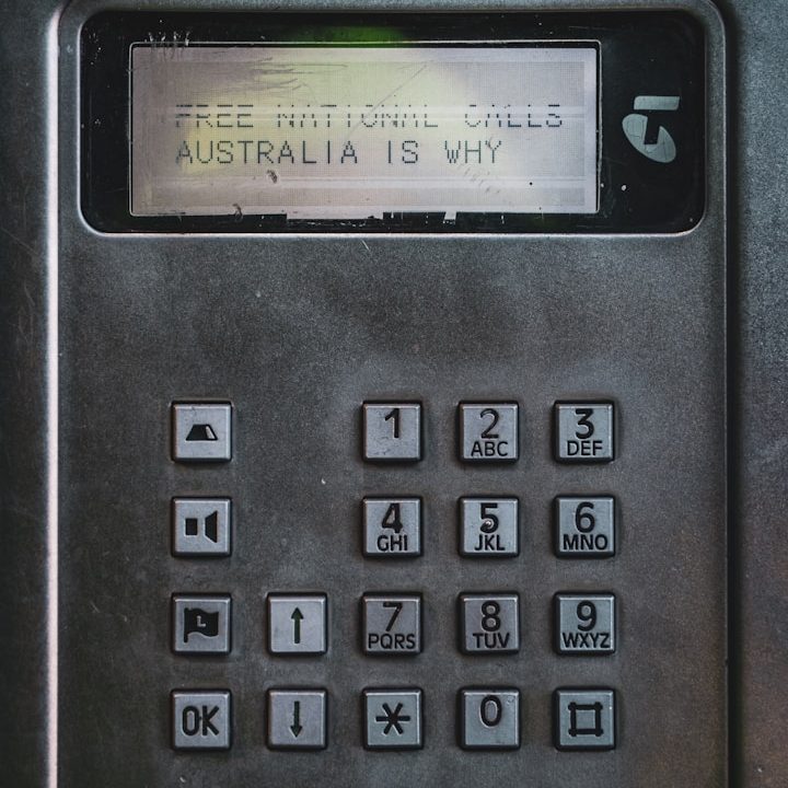 Ein öffentlicher Telefonapparat mit einem Hinweis auf Australien.