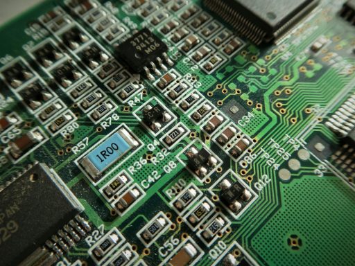 Detailaufnahme einer Leiterplatte mit elektronischen Bauteilen und Verbindungen.