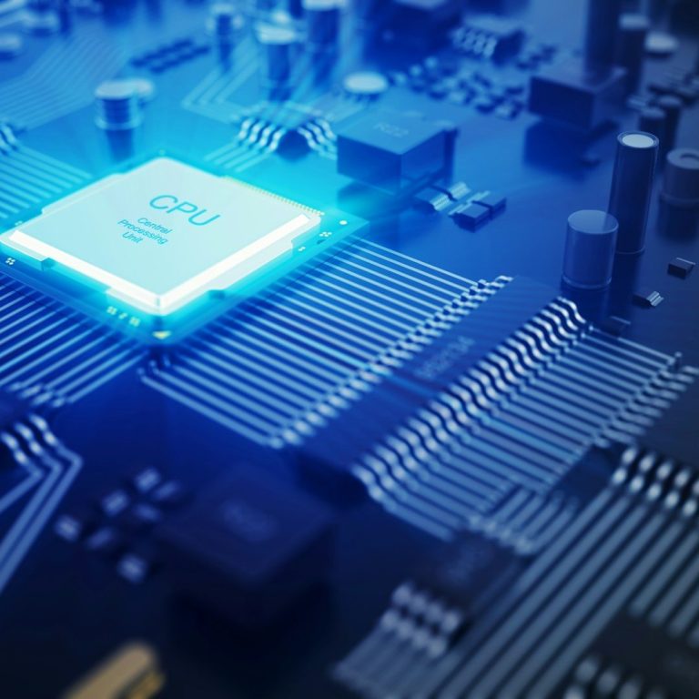 Nahaufnahme eines Mikroprozessors mit leuchtendem Chip und Leiterplattenstrukturen.