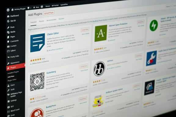 Screenshot eines Dashboard für die Verwaltung von WordPress-Plugins mit Bewertungen und Icons.