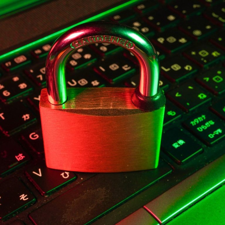 Ein Schloss auf einer Laptop-Tastatur mit grüner und roter Beleuchtung.