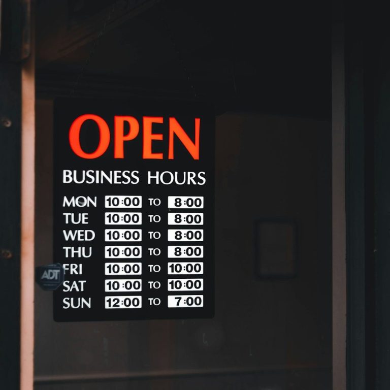 Öffnungszeiten: Mo-So, verschiedene Zeiten; "Open" in leuchtenden Buchstaben.