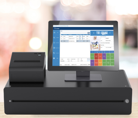 Moderne Kassenterminal mit Bildschirm und Bondrucker auf einem Holzuntergrund.